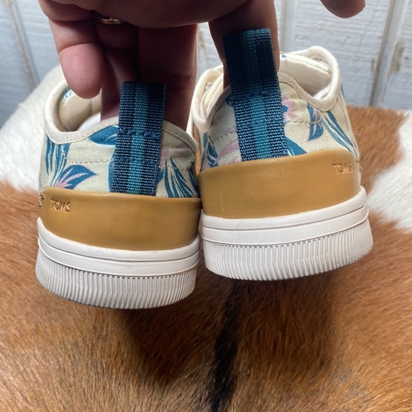 Womens Toms sneakers size 8 check them out very nice thanks 🙏 - Picture 4 of 8